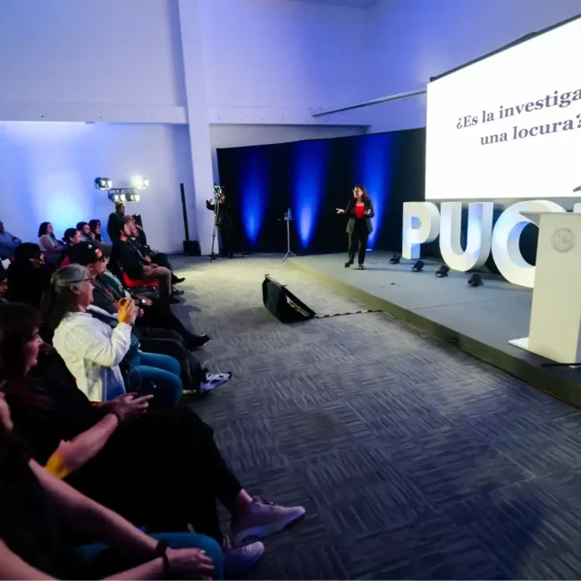 Ponente presentando ante el público ¿Es la investigación una locura?