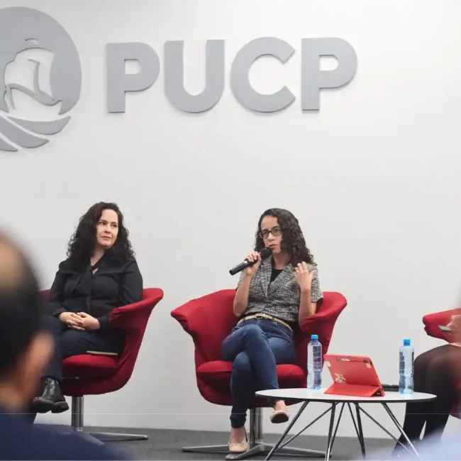 Conversatorio en un auditorio PUCP