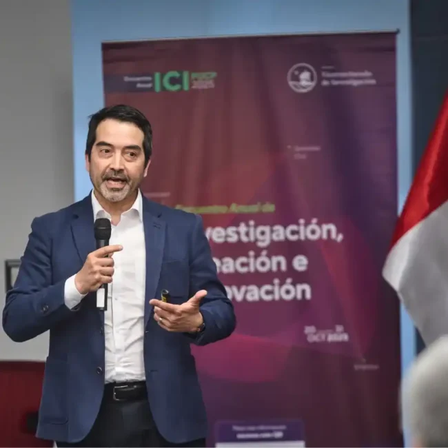Ponente masculino presentando en un congreso de investigación